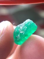 Elegant 4.01 Carat Swat Emerald Crystal: Compact Beauty with Natural Charm - Image 8