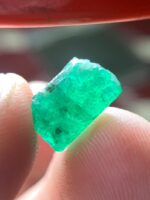 Elegant 4.01 Carat Swat Emerald Crystal: Compact Beauty with Natural Charm - Image 9