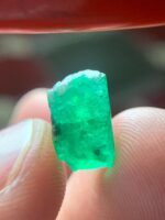 Elegant 4.01 Carat Swat Emerald Crystal: Compact Beauty with Natural Charm - Image 10
