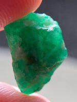 Natural Swat Emerald Crystal 7.05ct – 14×9×8mm – Untreated Vivid Green Rough Gemstone - Image 7