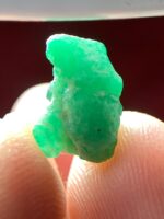 A Gem of the Mountains: 3.90ct Swat Emerald Crystal with Striking Depth - Image 2