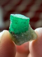 6ct Swat Emerald Specimen: Pakistan Green Gemstone - Image 2