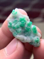 39.50 ct Swat Emerald Specimen: Elegant Green Brilliance - Image 2