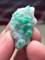 39.50 ct Swat Emerald Specimen: Elegant Green Brilliance - Image 3