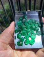 130 ct Vivid Green Rough Emerald from Swat, Pakistan - Image 3