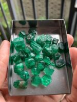 130 ct Vivid Green Rough Emerald from Swat, Pakistan - Image 4