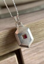 40.7 ct A rare Afghan ruby specimen preserved in silver - Image 6